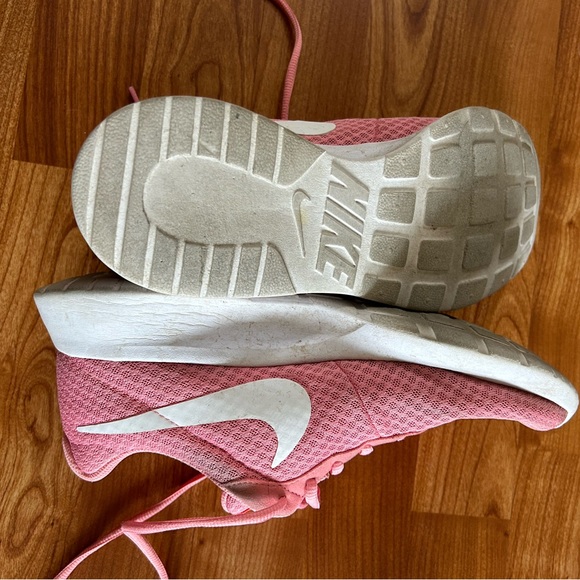 Pink Nikes - Picture 6 of 6